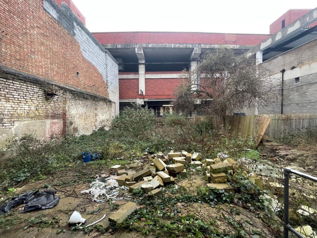 Lot: 99 - LARGE COMMERCIAL PROPERTY IN TOWN CENTRE WITH POTENTIAL - Outdoor space to rear